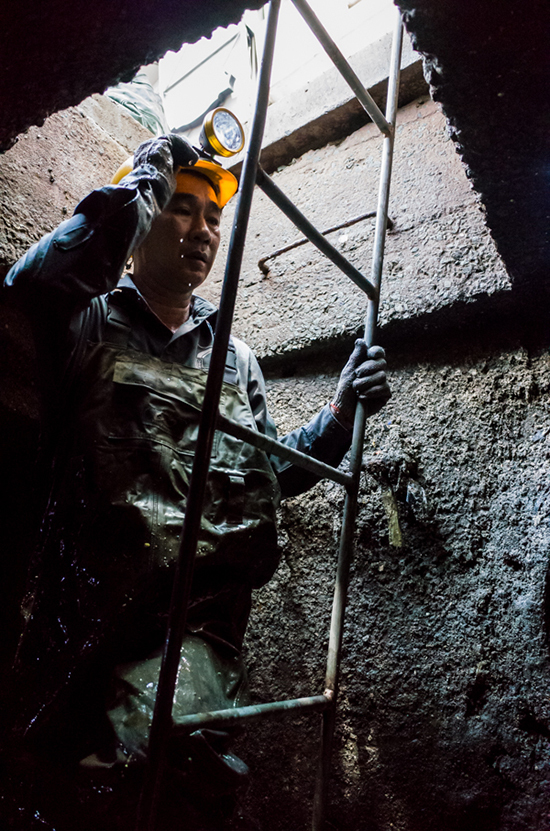 Những người dầm mình trong cống thối vớt rác ở Sài Gòn