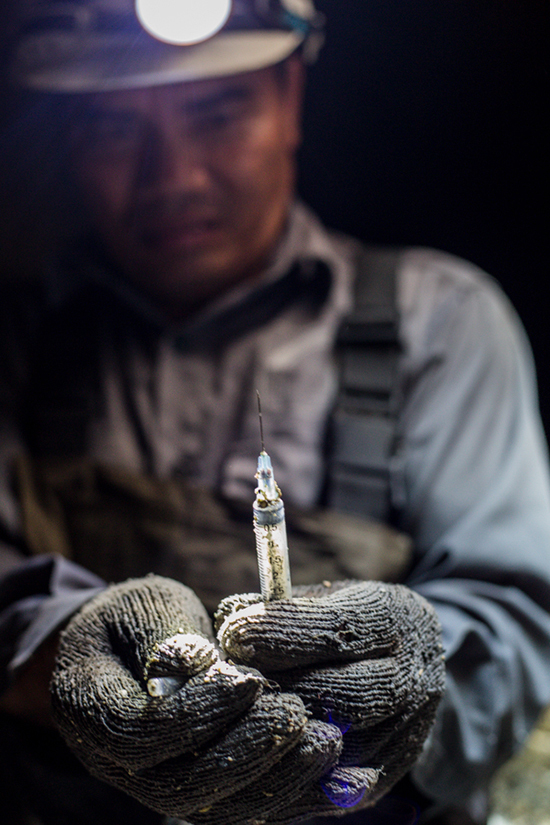 Những người dầm mình trong cống thối vớt rác ở Sài Gòn