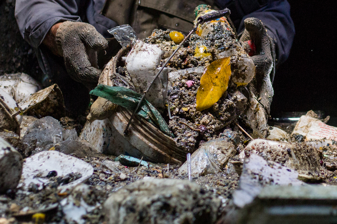 Những người dầm mình trong cống thối vớt rác ở Sài Gòn