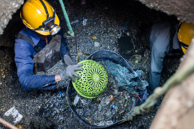 Những người dầm mình trong cống thối vớt rác ở Sài Gòn