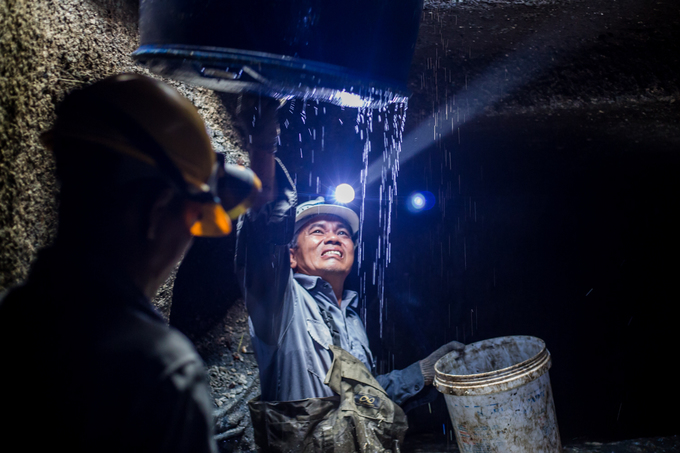 Những người dầm mình trong cống thối vớt rác ở Sài Gòn