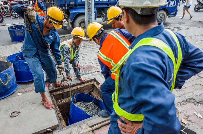 Những người dầm mình trong cống thối vớt rác ở Sài Gòn