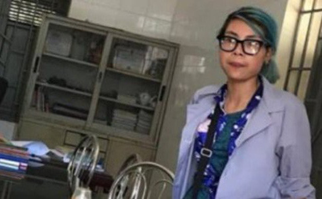 Hotgirl Bella lấy mũ bịt mặt con trai, nói ai muốn xem mặt con mình phải mua vé