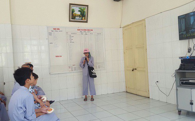 Hotgirl Bella lấy mũ bịt mặt con trai, nói ai muốn xem mặt con mình phải mua vé