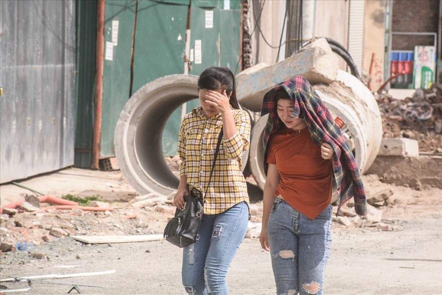 Nắng hầm hập như chảo lửa, Hà Nội sắp đón mưa lớn