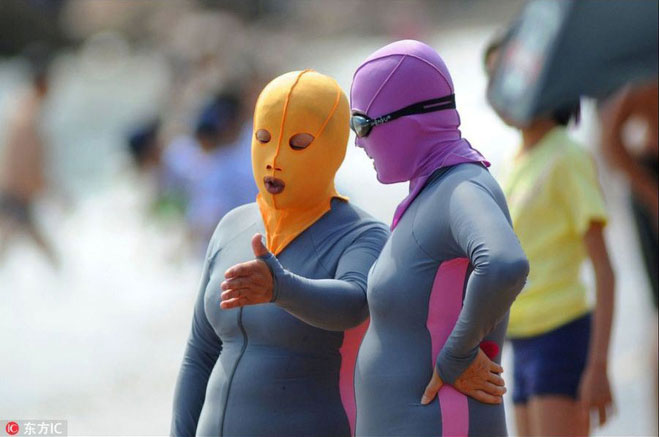 Đến hẹn lại lên, các bãi biển Trung Quốc nở rộ áo tắm Ninja đi nghỉ mát của 500 chị em sợ cháy nắng
