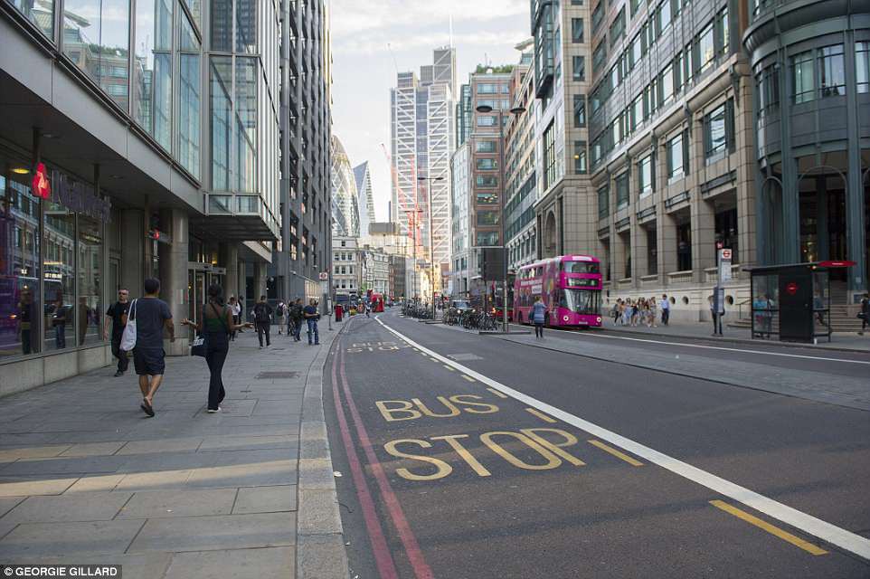 Câu chuyện World Cup ở nước Anh: Phố xá vắng tanh không ai qua lại, 5 triệu người xin nghỉ phép sau đêm ăn mừng chiến thắng