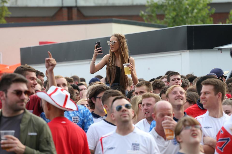 Câu chuyện World Cup ở nước Anh: Phố xá vắng tanh không ai qua lại, 5 triệu người xin nghỉ phép sau đêm ăn mừng chiến thắng