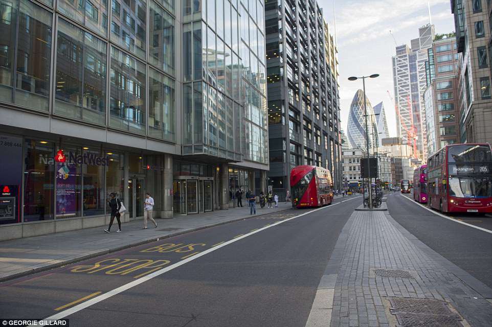 Câu chuyện World Cup ở nước Anh: Phố xá vắng tanh không ai qua lại, 5 triệu người xin nghỉ phép sau đêm ăn mừng chiến thắng