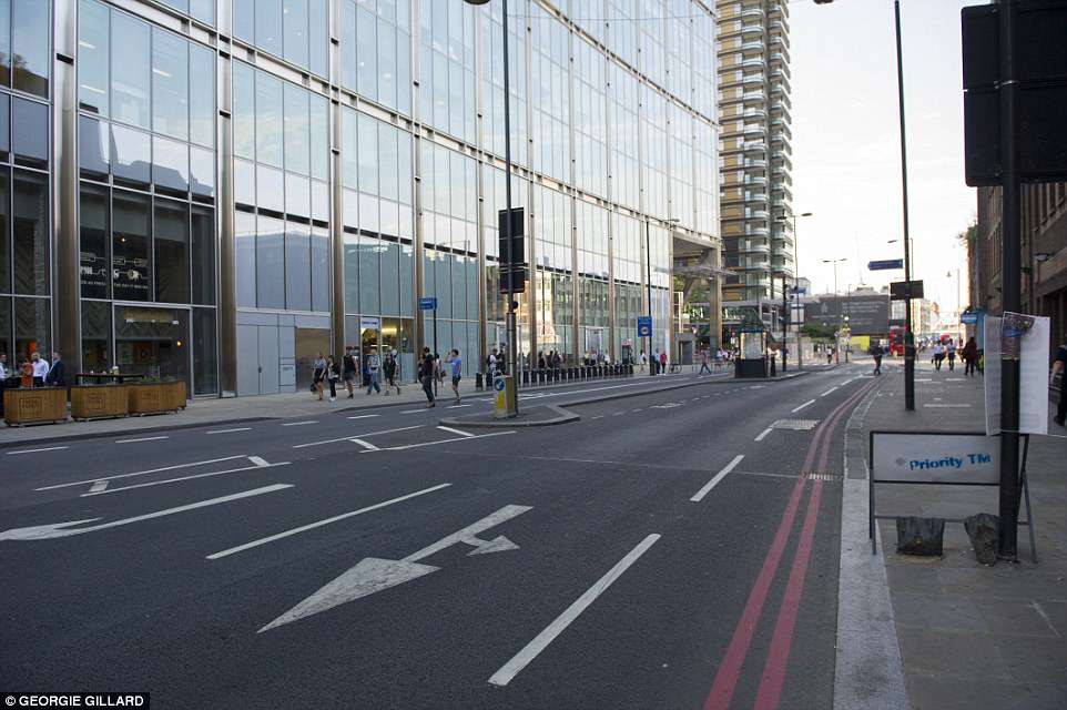 Câu chuyện World Cup ở nước Anh: Phố xá vắng tanh không ai qua lại, 5 triệu người xin nghỉ phép sau đêm ăn mừng chiến thắng