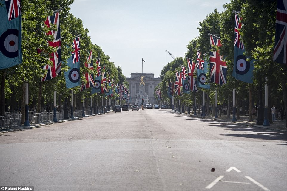 Câu chuyện World Cup ở nước Anh: Phố xá vắng tanh không ai qua lại, 5 triệu người xin nghỉ phép sau đêm ăn mừng chiến thắng