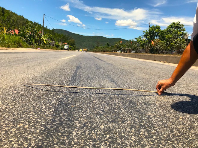 Hãi hùng cảnh đường hằn vệt luống khoai, ô tô đi nổi bánh trên con đường nghìn tỷ