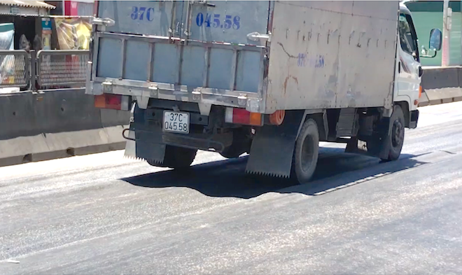 Hãi hùng cảnh đường hằn vệt luống khoai, ô tô đi nổi bánh trên con đường nghìn tỷ