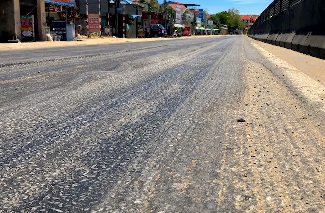 Hãi hùng cảnh đường hằn vệt luống khoai, ô tô đi nổi bánh trên con đường nghìn tỷ