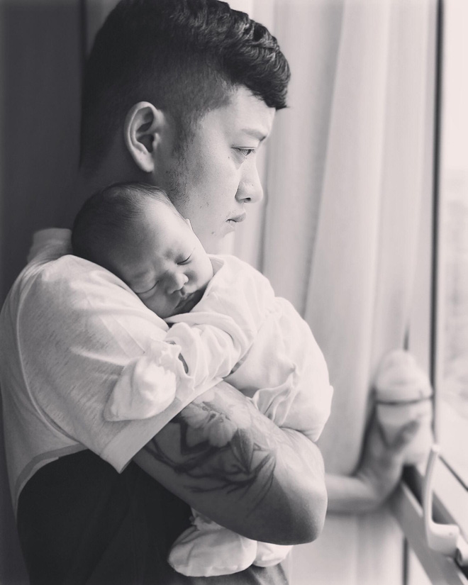 Ông bố xăm trổ lọ mọ pha sữa đêm cho con, dân mạng thắc mắc vợ đâu và câu trả lời khiến bao người ghen tỵ