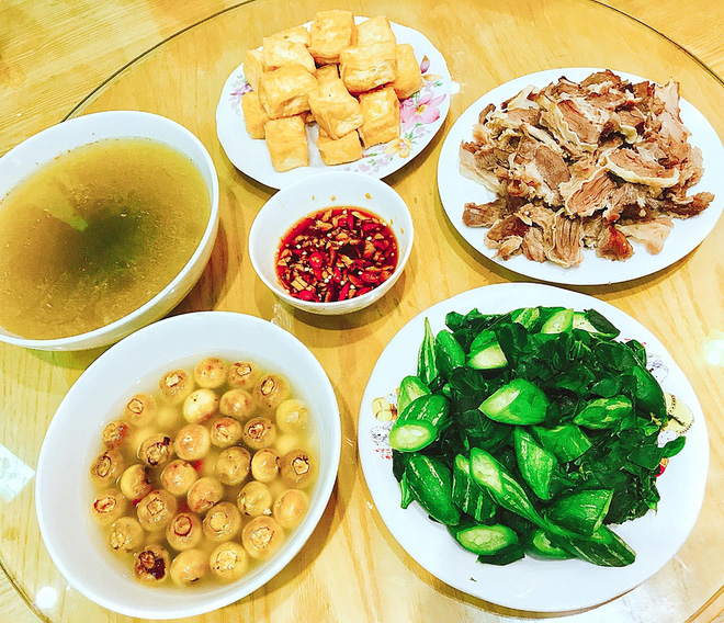 Ông bố xăm trổ lọ mọ pha sữa đêm cho con, dân mạng thắc mắc vợ đâu và câu trả lời khiến bao người ghen tỵ