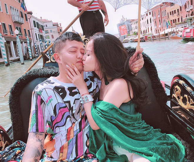 Ông bố xăm trổ lọ mọ pha sữa đêm cho con, dân mạng thắc mắc vợ đâu và câu trả lời khiến bao người ghen tỵ