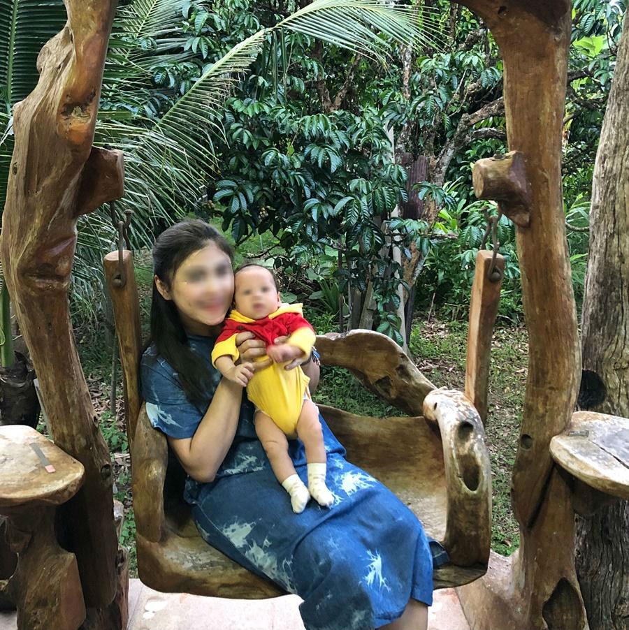 Khoe luyện được con ăn cả thế giới, 7 tháng ăn bánh chưng, ăn luôn thịt chuột, thằn lằn, mẹ trẻ bị ném đá dữ dội