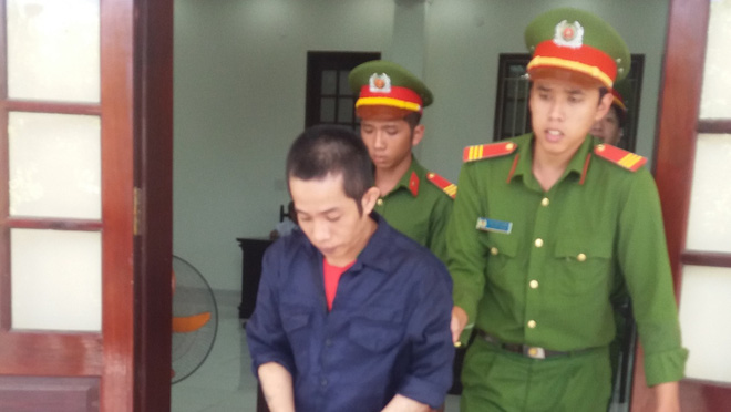 Dùng dao lam dính máu đe dọa, cưỡng hiếp hàng loạt bé gái rồi quay clip khống chế