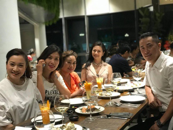 Nhung và Nguyệt Phía trước là bầu trời gặp lại crush sau 17 năm, bất ngờ với vẻ ngoài của anh chàng này! Nhung và Nguyệt Phía trước là bầu trời gặp lại crush sau 17 năm, bất ngờ với vẻ ngoài của anh chàng này!