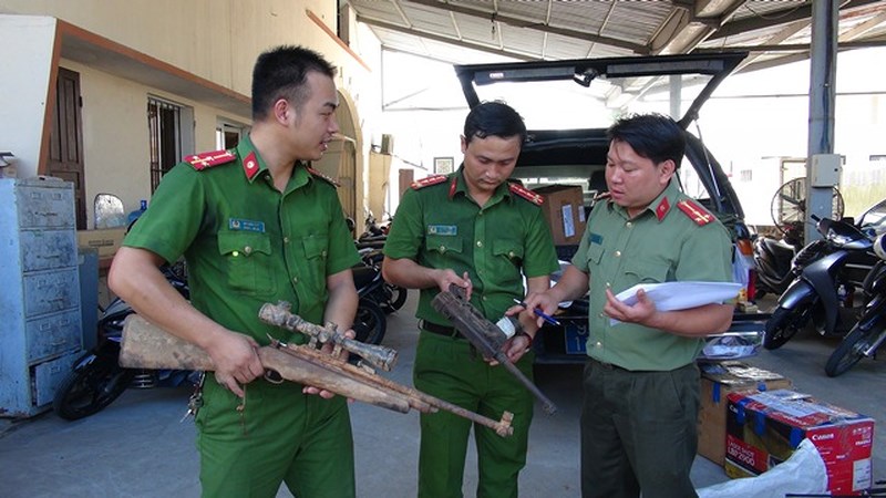 Công an Quảng Nam vận động dân giao nộp cả ngàn khẩu súng