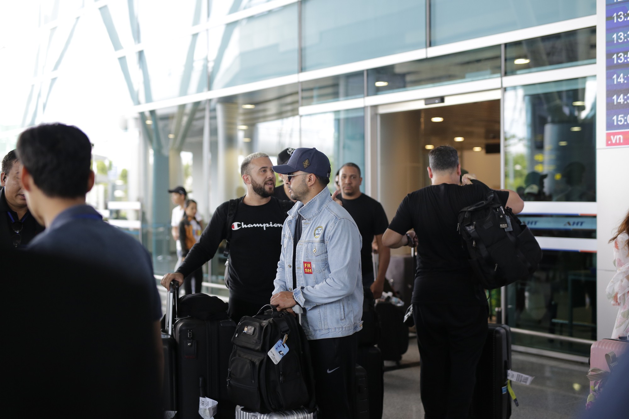 Chủ nhân siêu hit 5 tỷ view Despacito đã có mặt tại Đà Nẵng, mang theo ekip hùng hậu 30 người