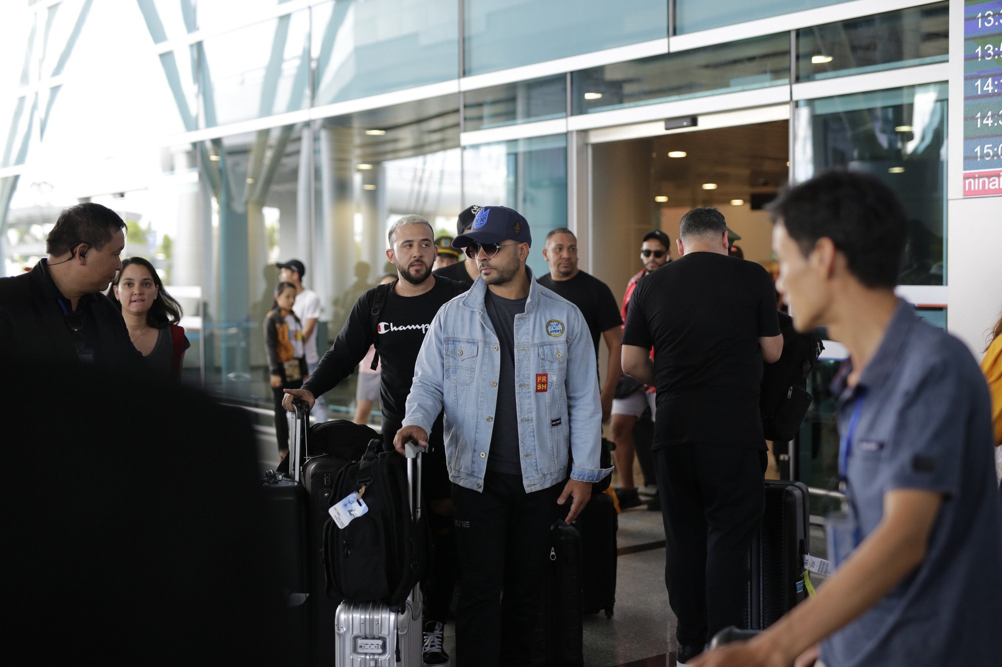 Chủ nhân siêu hit 5 tỷ view Despacito đã có mặt tại Đà Nẵng, mang theo ekip hùng hậu 30 người