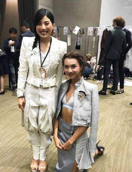 Nhân vật quyền lực khiến dàn siêu sao phải quỳ gối khi chụp ảnh cùng