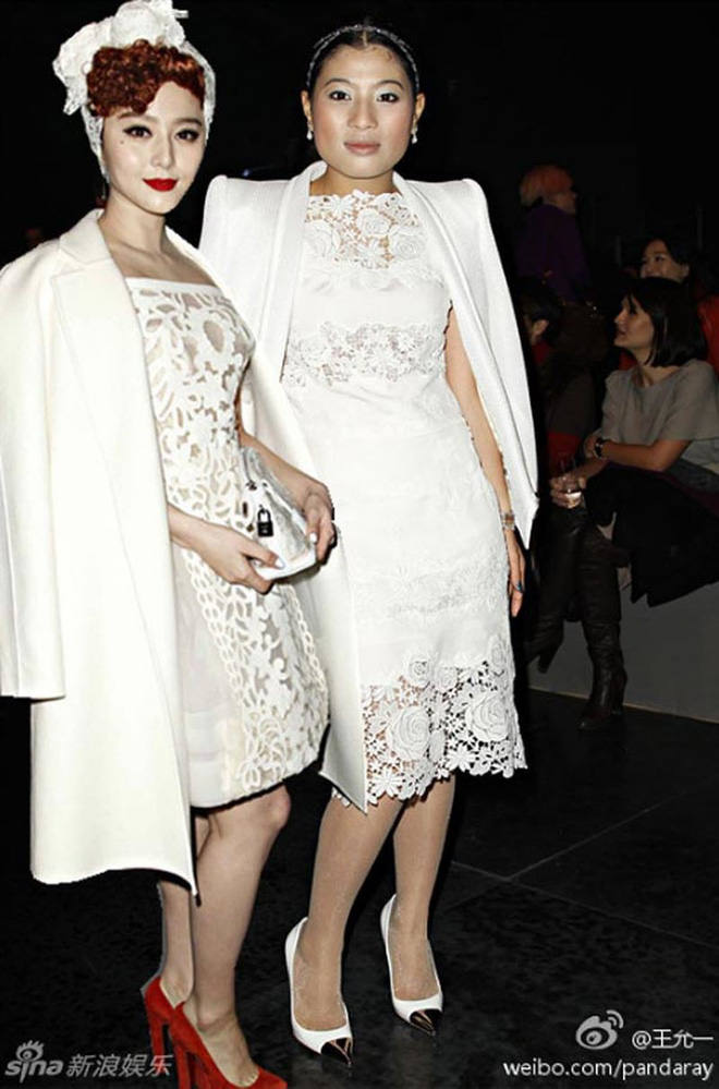 Nhân vật quyền lực khiến dàn siêu sao phải quỳ gối khi chụp ảnh cùng