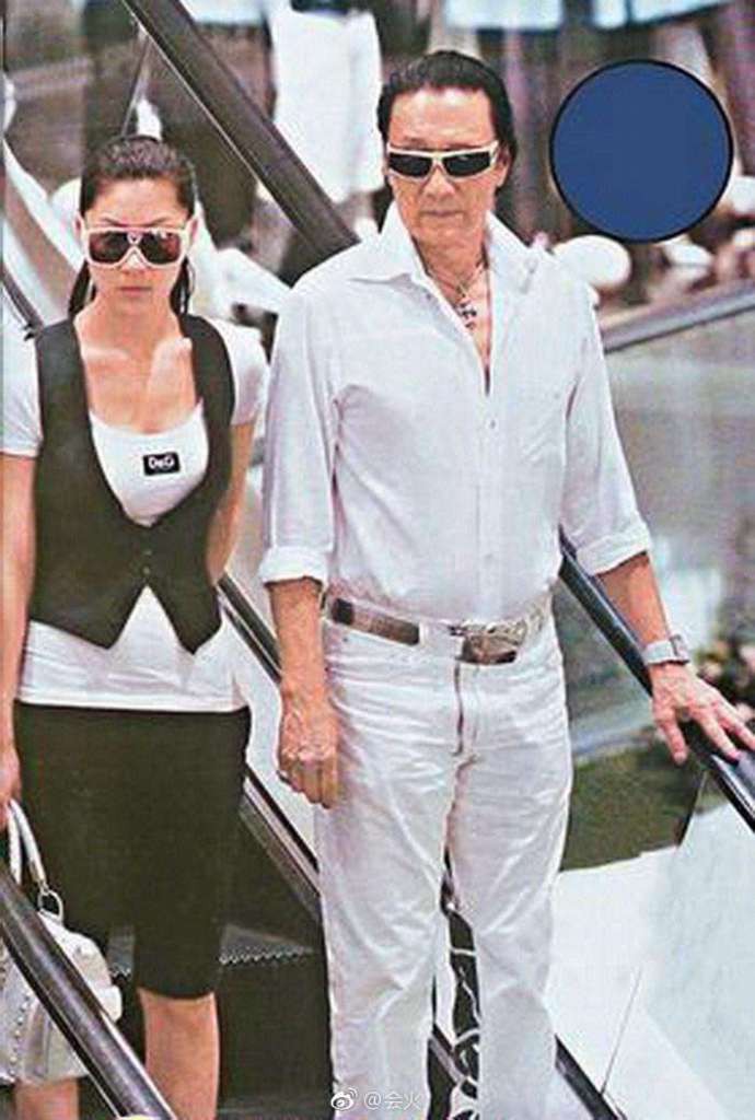 Sau 10 năm hẹn hò không cho danh phận, bố Tạ Đình Phong chia tay với bồ trẻ kém gần 50 tuổi