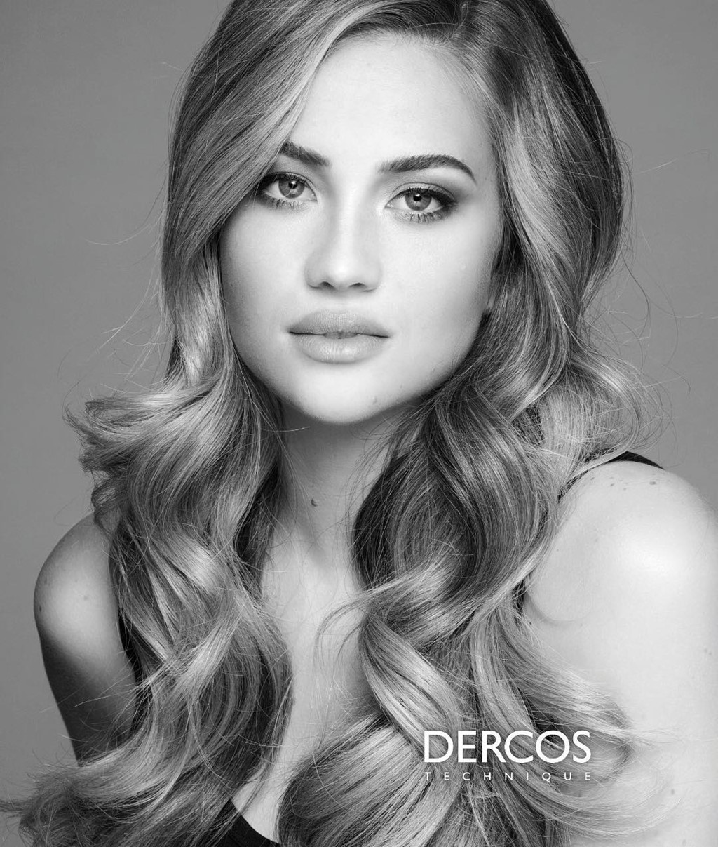 Vợ 9X nóng bỏng, được nhiều tạp chí mời gọi của tiền vệ tuyển Croatia