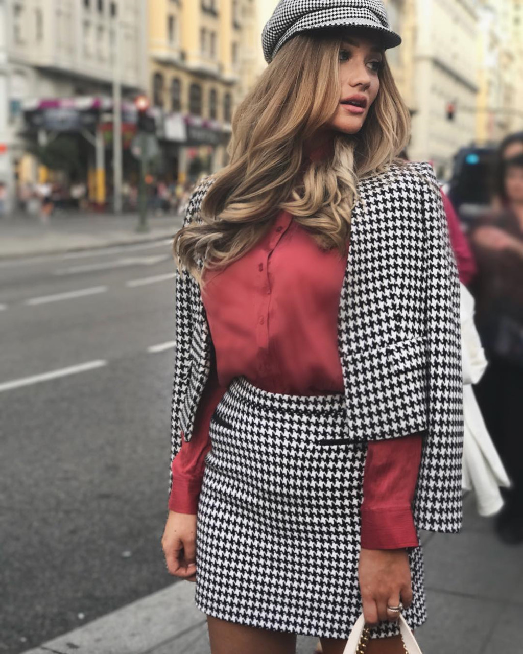 Vợ 9X nóng bỏng, được nhiều tạp chí mời gọi của tiền vệ tuyển Croatia