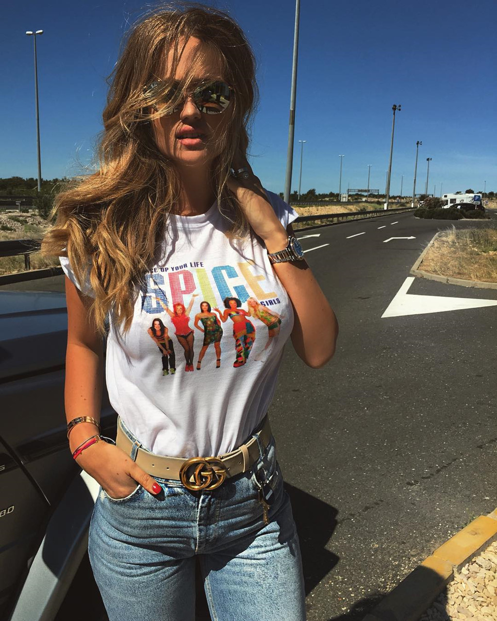 Vợ 9X nóng bỏng, được nhiều tạp chí mời gọi của tiền vệ tuyển Croatia