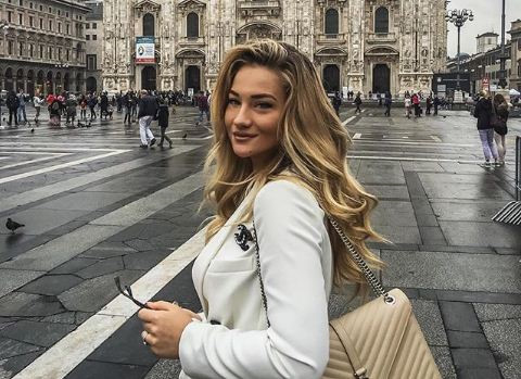 Vợ 9X nóng bỏng, được nhiều tạp chí mời gọi của tiền vệ tuyển Croatia