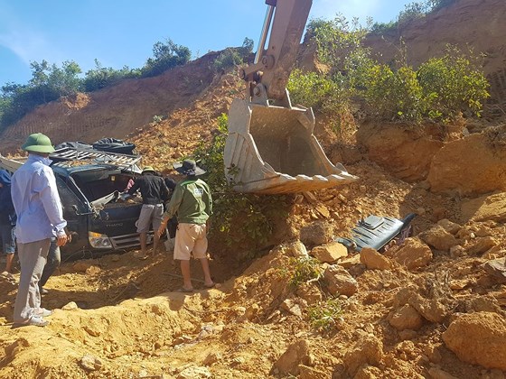 Sập mỏ, 2 xe tải bị vùi lấp cùng tài xế