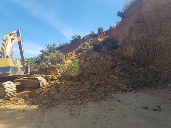 Sập mỏ, 2 xe tải bị vùi lấp cùng tài xế