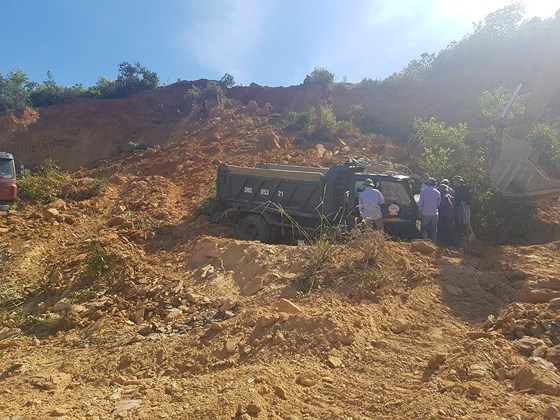 Sập mỏ, 2 xe tải bị vùi lấp cùng tài xế