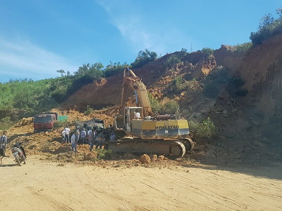 Sập mỏ, 2 xe tải bị vùi lấp cùng tài xế