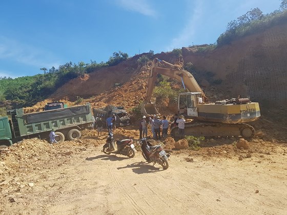 Sập mỏ, 2 xe tải bị vùi lấp cùng tài xế