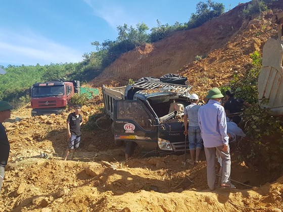 Sập mỏ, 2 xe tải bị vùi lấp cùng tài xế