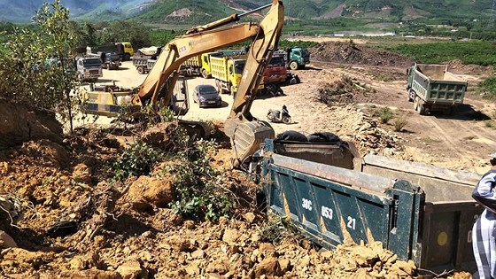 Sập mỏ, 2 xe tải bị vùi lấp cùng tài xế