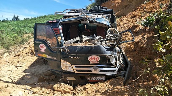 Sập mỏ, 2 xe tải bị vùi lấp cùng tài xế