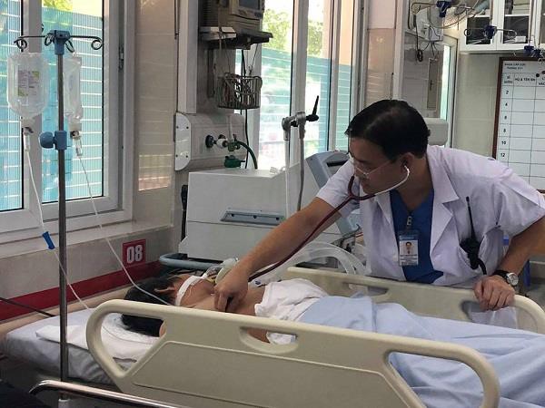 Hà Nội: Nắng nóng đỉnh điểm, người đàn ông hôn mê gục bên đường, nghi do say nắng và sốc nhiệt