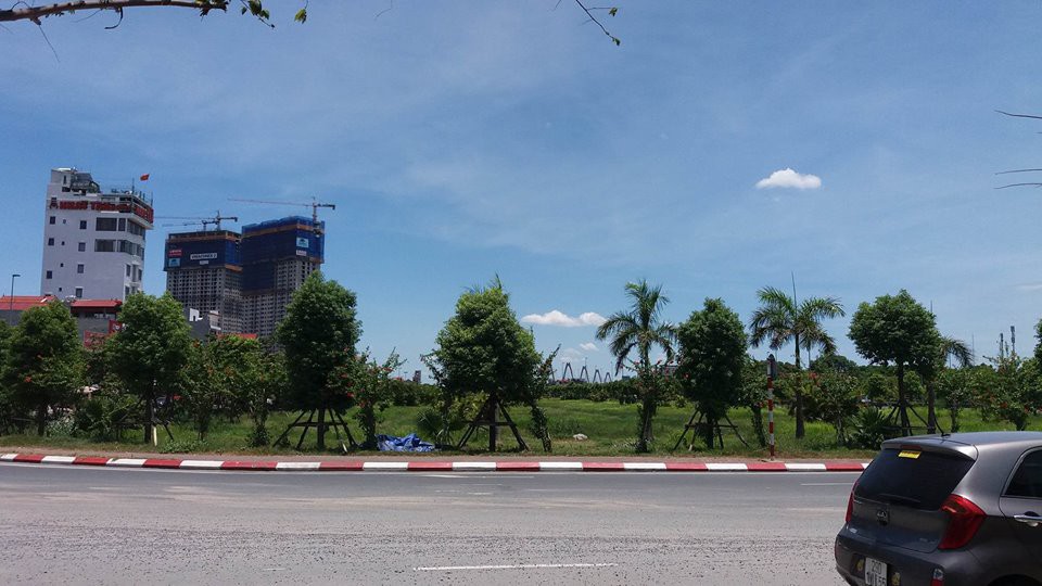 Hà Nội: Nắng nóng đỉnh điểm, người đàn ông hôn mê gục bên đường, nghi do say nắng và sốc nhiệt