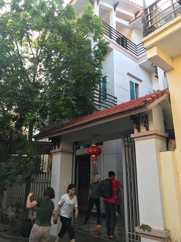 Vụ truy sát 3 người ở Hà Nội: Lúc chạy sang thì máu loang lổ khắp nhà, đối tượng đốt một vật dụng trong nhà khiến lửa bốc cháy