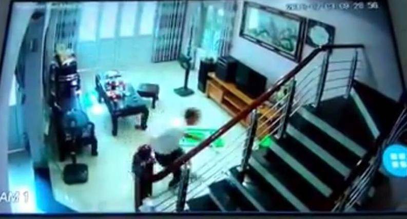 Vụ truy sát 3 người ở Hà Nội: Lúc chạy sang thì máu loang lổ khắp nhà, đối tượng đốt một vật dụng trong nhà khiến lửa bốc cháy