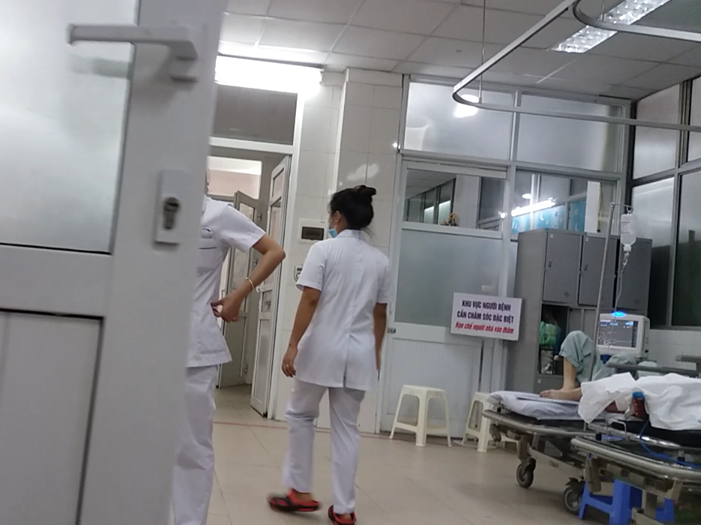 Vụ truy sát 3 người ở Hà Nội: Lúc chạy sang thì máu loang lổ khắp nhà, đối tượng đốt một vật dụng trong nhà khiến lửa bốc cháy