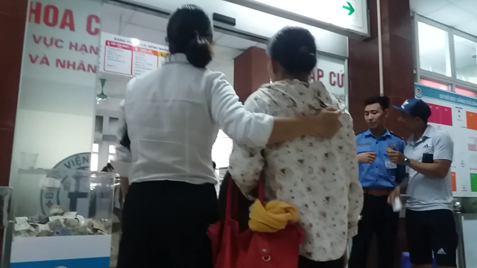 Vụ truy sát 3 người ở Hà Nội: Lúc chạy sang thì máu loang lổ khắp nhà, đối tượng đốt một vật dụng trong nhà khiến lửa bốc cháy