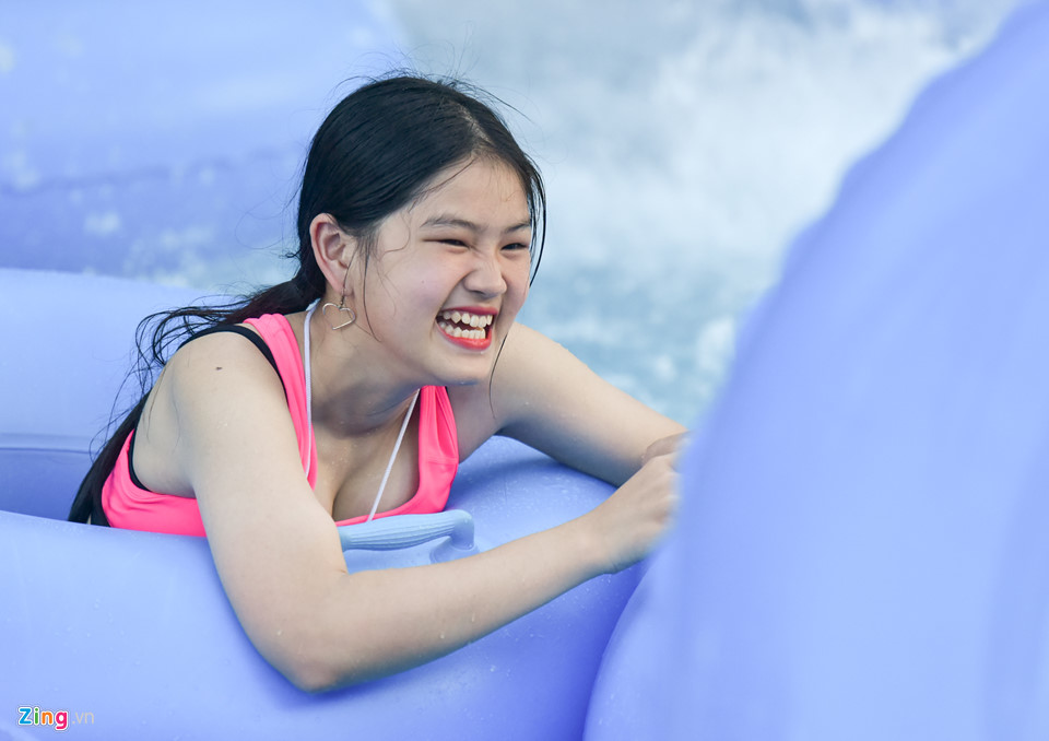 Thiếu nữ Hà thành vùng vẫy ở bể bơi giải nhiệt ngày nóng kỷ lục