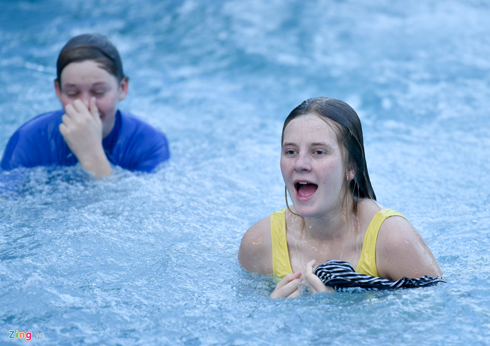 Thiếu nữ Hà thành vùng vẫy ở bể bơi giải nhiệt ngày nóng kỷ lục